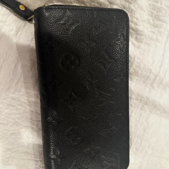 Authentic Louis Vuitton Black Zippy Wallet.
Monogram Empreinte Leather. - Picture 3 of 16